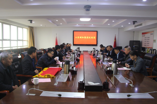 傾力幫扶顯真情 贈(zèng)送錦旗表謝意——蘭山區(qū)汪溝鎮(zhèn)富強(qiáng)村向順和集團(tuán)贈(zèng)送錦旗