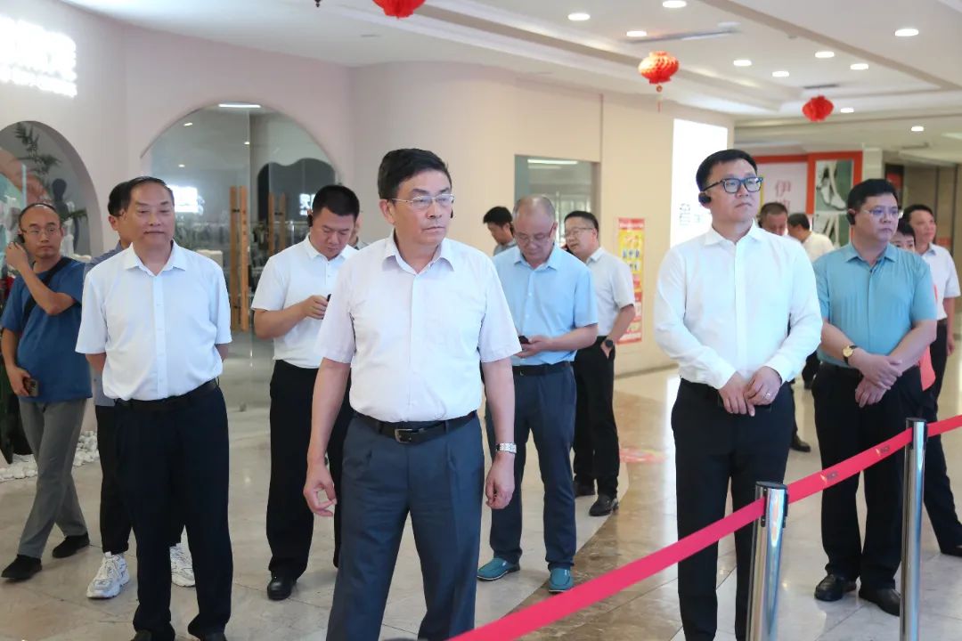 中國(guó)商業(yè)聯(lián)合會(huì)調(diào)研組蒞臨順和直播參觀調(diào)研