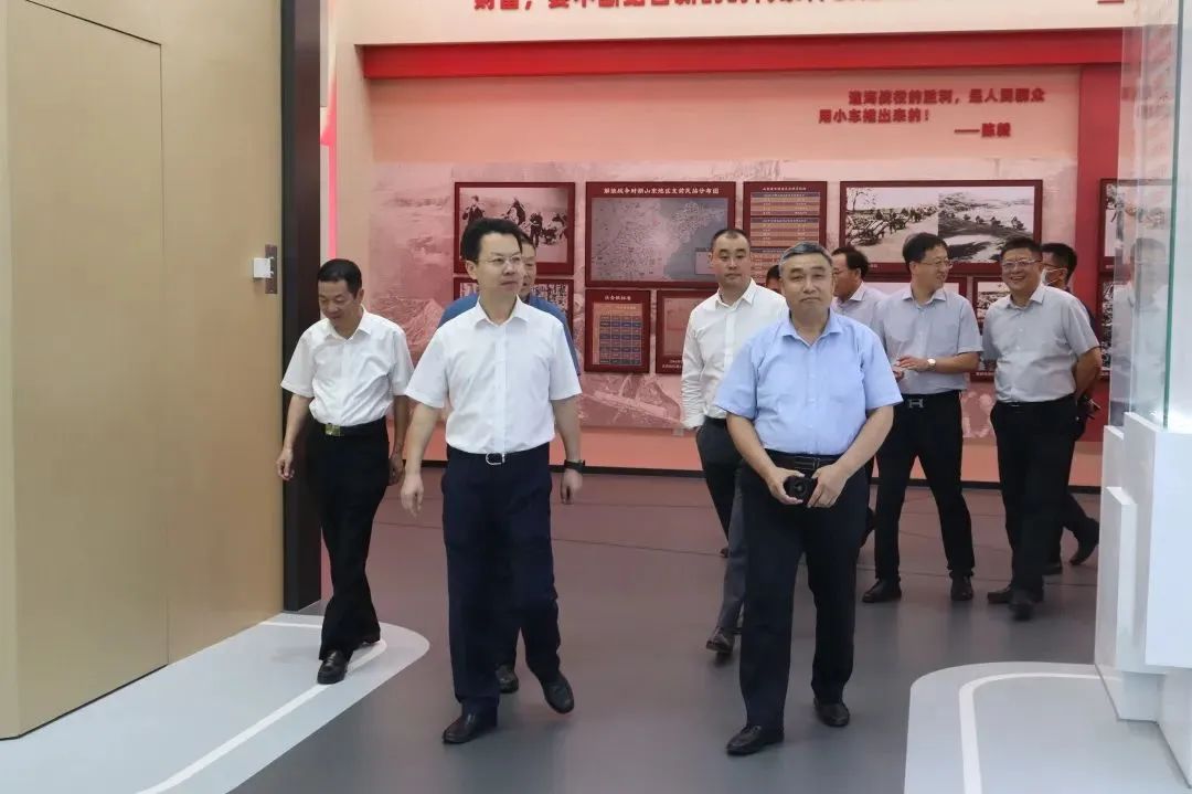 青島銀行總行行長(zhǎng)吳顯明一行蒞臨順和國(guó)際智慧物流園參觀考察