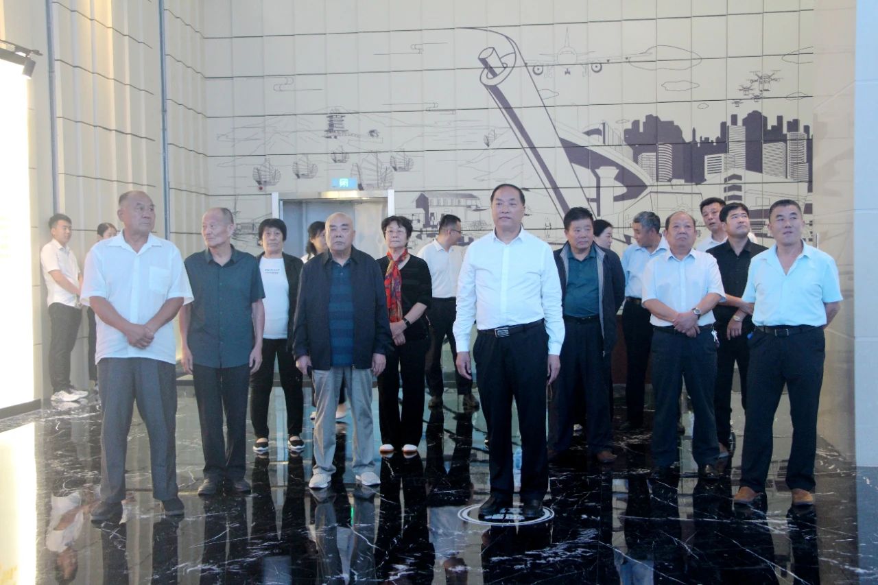 喜迎雙節(jié) 家國共團(tuán)圓——順和集團(tuán)開展迎雙節(jié)慰問社區(qū)老黨員、老干部代表活動