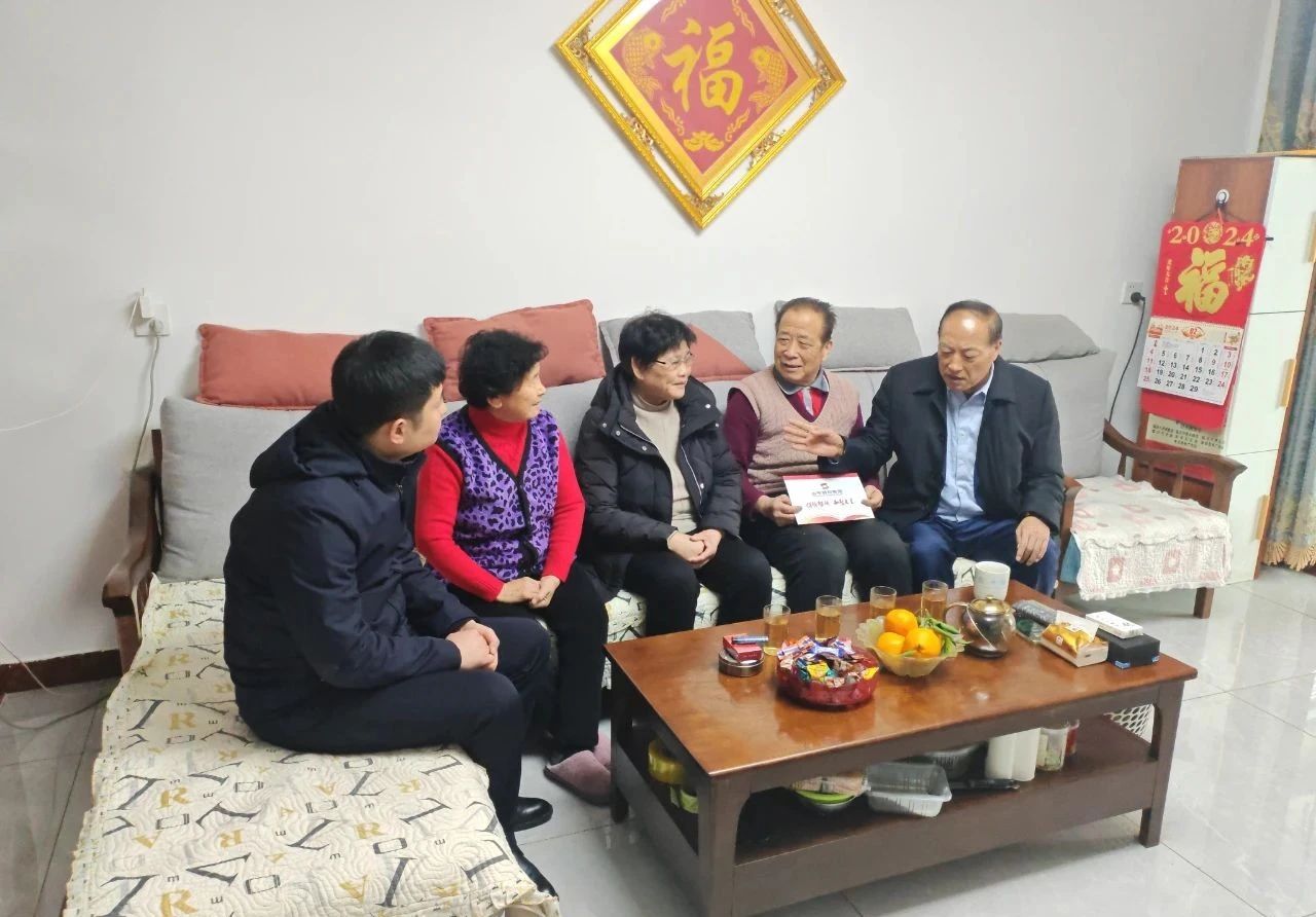 沂蒙精神傳承促進會于愛梅會長節(jié)前走訪慰問李莊社區(qū)老黨員